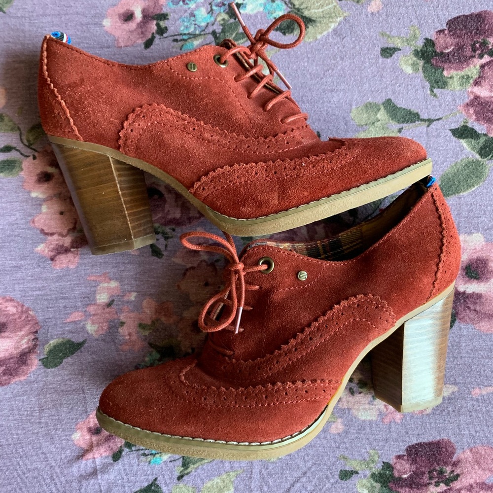 Amazing condition Tommy Heels